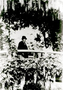 ジョルジュクレマンソー（1841-1929）クロードモネ（1841-1926）とアリスバトラー（1894-1949）、ジヴェルニー、1921年、モネの庭の日本橋 作： French Photographer
